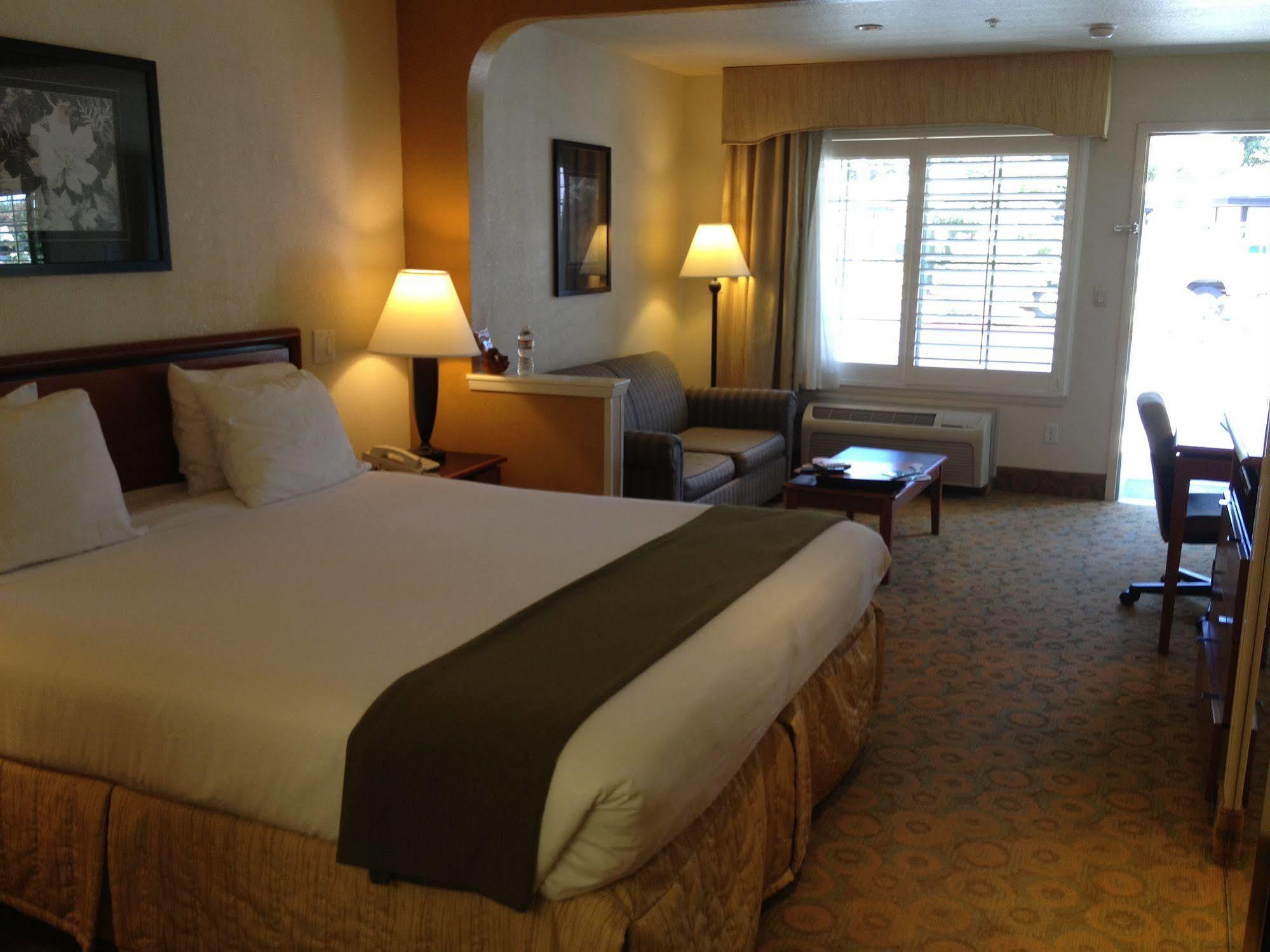 Atherton Park Inn And Suites Редуд Сити Екстериор снимка