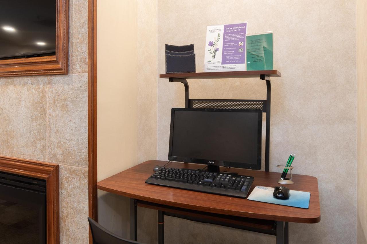 Atherton Park Inn And Suites Редуд Сити Екстериор снимка